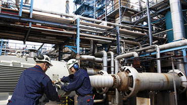 foto de técnicos industriales en planta de gas